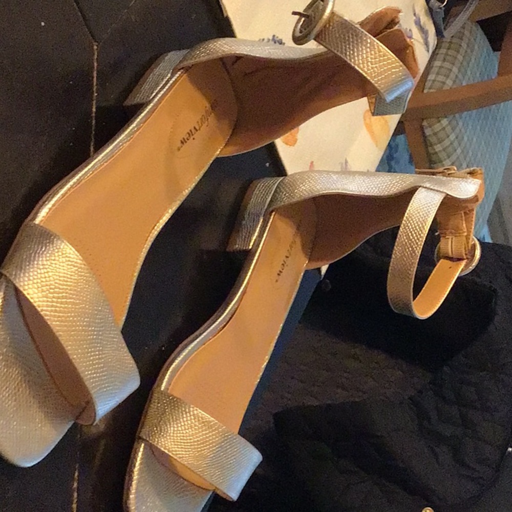 Women’s COMFORTVIEW Gold Flat Sandal. Never worn